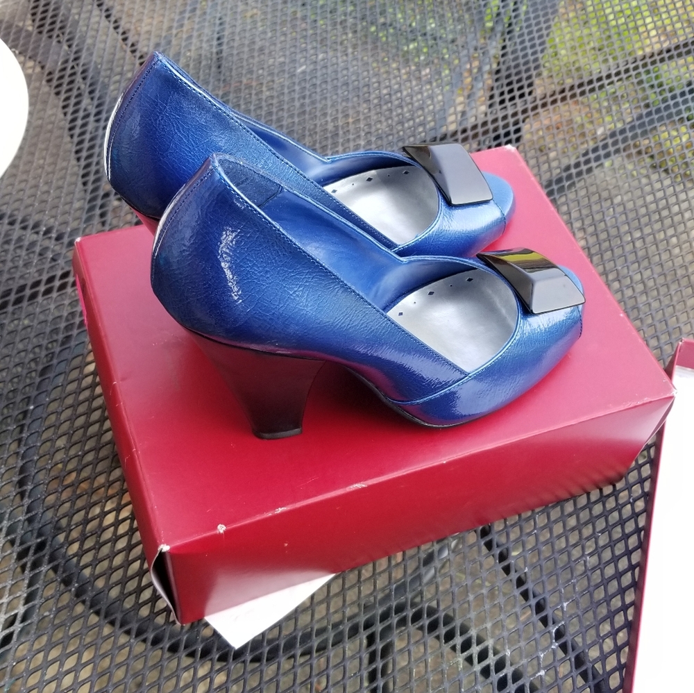 Colbat blue patent block heel
